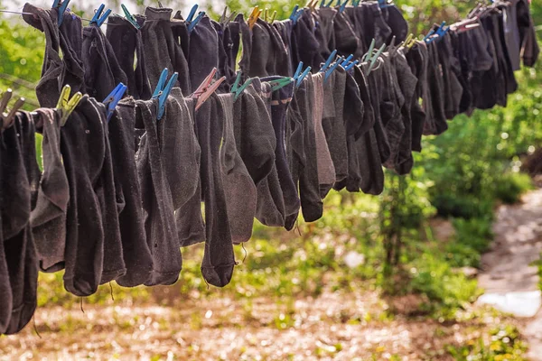 Κρεμασμένα Ρούχα Ξήρανση Εξωτερικούς Χώρους Πλυμένο Κάλτσες Κρεμιούνται Στο Σχοινί — Φωτογραφία Αρχείου