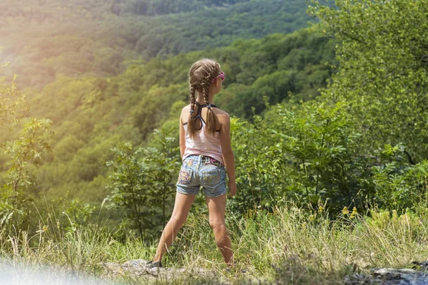 Een Meisje Staat Een Heuvel Een Zonnige Zomerdag Meisje Kijkt — Stockfoto