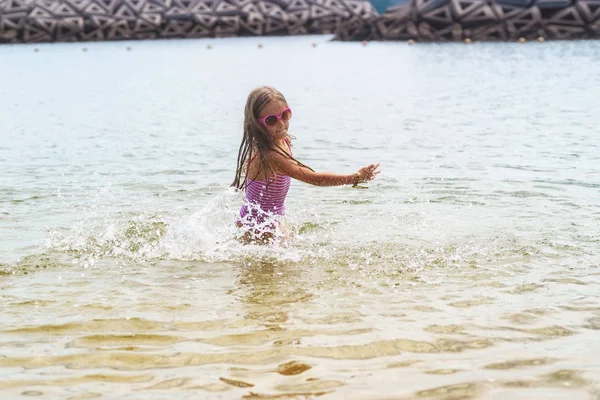 Meisje Speelt Golven Zee Een Zonnige Dag Gelukkig Klein Meisje — Stockfoto