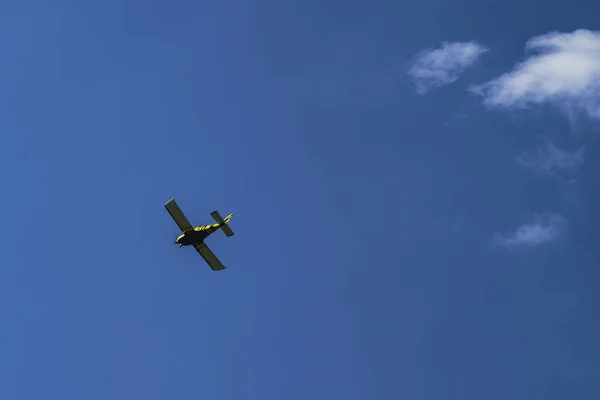 Drei Kleine Flugzeuge Fliegen Himmel Vor Einem Hintergrund Von Wolken — Stockfoto