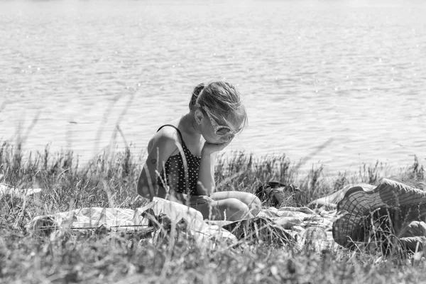 Het Meisje Triest Het Strand Een Meisje Een Badpak Zit — Stockfoto