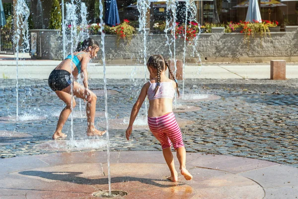 Bambini Una Giornata Estiva Soleggiata Vengono Versati Acqua Una Fontana — Foto Stock