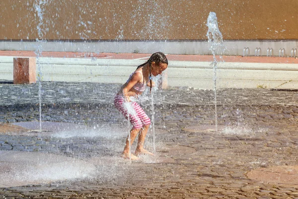 Meisje Een Zonnige Zomerdag Worden Gegoten Water Uit Een Fontein — Stockfoto