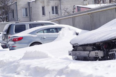 Araba kar kaplı. Kış manzarası. Karda araba. Arabaya kar.