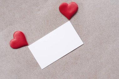 Sevgililer Günü romantik geçmişi, 14 Şubat 'ta mutlu tatiller, aşk konsepti. Kartpostal geçmişi, kalplerle süslenmiş. Tatil için dekoratif kart. Vanentine Günü. Boş alanı kopyala.