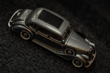 Araba yakın plan. Koyu gri eski araba. Retro araba yakında. Geçmişi koyu renk. Araba yakın plan..