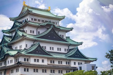Nagoya Japonya Castle. Yaz günü. Yeşil bir çatı ile ünlü Japon kale.