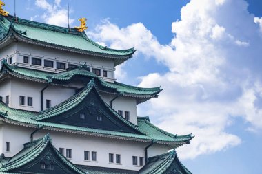 Nagoya Japonya Castle. Yaz günü. Yeşil bir çatı ile ünlü Japon kale.