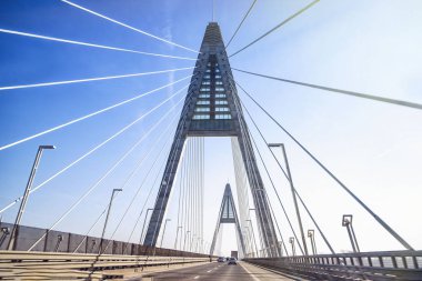 Köprü ve mavi gökyüzü. Nehir üzerinde üzerinde Bridge.Bridge.