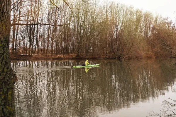 Ein Mädchen auf einem Kajak. Das Mädchen schwimmt im Kajak auf dem Fluss. — Stockfoto