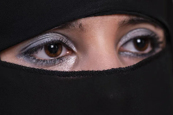 Unga arabiska kvinnan i hijab. Arabisk flicka närbild. Ögon av arabisk flicka. — Stockfoto