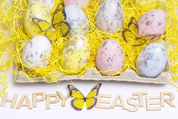 Huevos de Pascua multicolores sobre un fondo blanco con un montón de letras de madera Feliz Pascua. Feliz Pascua . —  Fotos de Stock