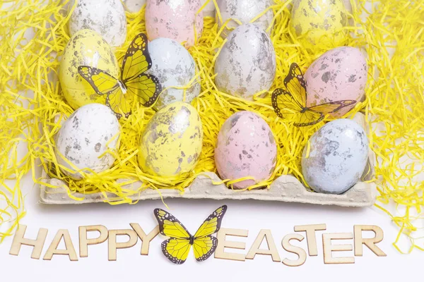 Huevos de Pascua multicolores sobre un fondo blanco con un montón de letras de madera Feliz Pascua. Feliz Pascua . —  Fotos de Stock