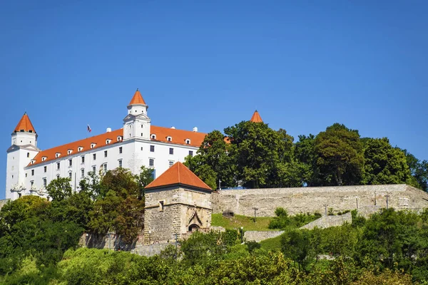 Bratislava kalesi mavi bir gökyüzüne karşı. Bratislava Kalesi. Bratislava'daki Beyaz Kale.