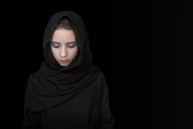 Hijab genç Arap kadın. Arap kız yakın çekim. Arap kızın gözleri.
