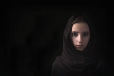Hijab genç Arap kadın. Arap kız yakın çekim. Arap kızın gözleri.