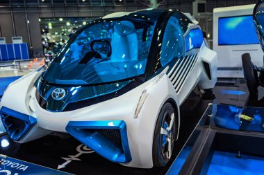 Ağustos, Japonya, Tokyo.2018, otomatik sergi otomobillerinden biri gelecek. Gelecek mavi bir arabadır. Otomatik araba Sergisi. Otomatik gelecek, şirket Tayota.