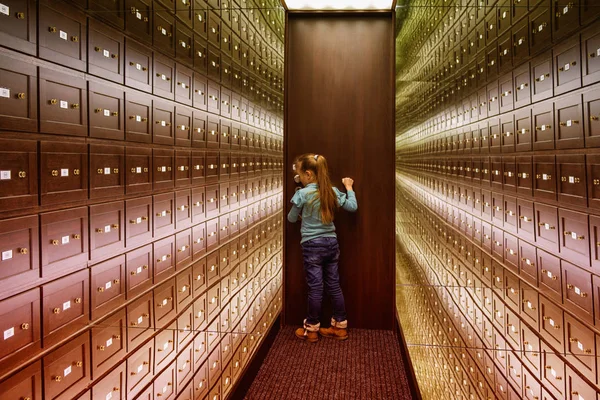 小さな女の子が幻想の部屋に立っている。セーフティルームは錯覚の多色の部屋です。幻想の部屋ミラールームの錯覚. — ストック写真
