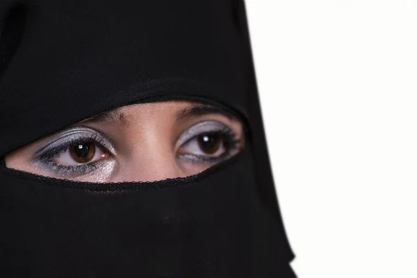 Jeune femme arabe en hijab. Fille arabe en gros plan. Yeux de la fille arabe . — Photo