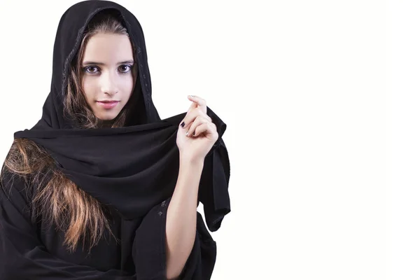 Árabe, musulmán, niña primer plano sobre un fondo blanco. árabe saudí emiratos cara de mujer mirando lado aislado sobre un fondo blanco . — Foto de Stock