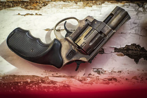 Conceito de segurança. Pistola no fundo velho.Pistola do exército velho . — Fotografia de Stock