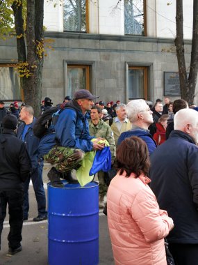 10.18.2017. Kiev, Maidan.Protesters bir gösteri, Kiev Parlamento Dışında Çadır Kampında Polis Çatışması.