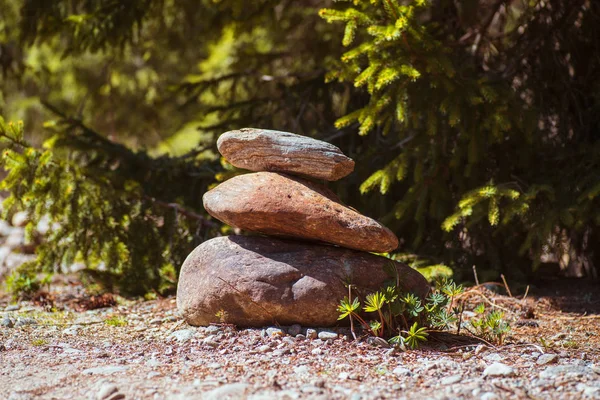 Piramidi di pietra. Piramide di pietre sulla spiaggia di ciottoli che simboleggia stabilità, zen, armonia, equilibrio . — Foto Stock