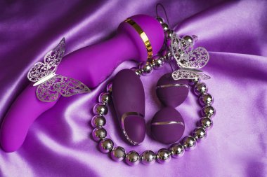 Yetişkinler için oyuncaklar vibratör. Seks oyuncakları. Gevşeme ve zevk için bir vibratör. Seks oyunları için bir vibratör. Vajinal egzersiz makineleri için samimi.