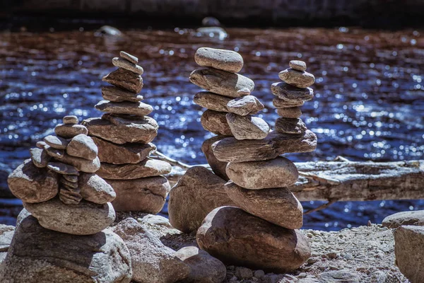 Piramidi di pietra. Piramide di pietre sulla spiaggia di ciottoli che simboleggia stabilità, zen, armonia, equilibrio . — Foto Stock