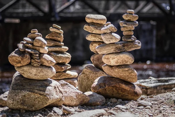 Piramidi di pietra. Piramide di pietre sulla spiaggia di ciottoli che simboleggia stabilità, zen, armonia, equilibrio . — Foto Stock