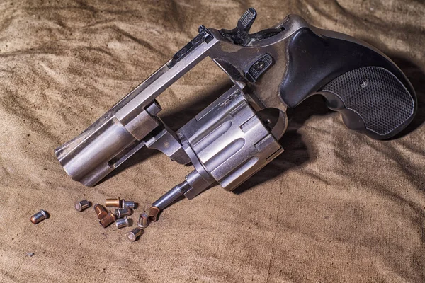 Conceito de segurança. Pistola no fundo velho.Pistola do exército velho . — Fotografia de Stock