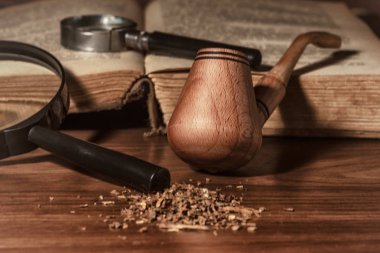 Ahşap Boru duman doğranmış kurutulmuş tütün yığını ile siyah arka plan üzerinde bırakır.