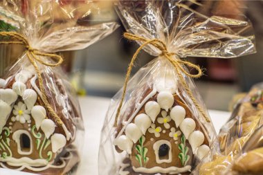 Ev yapımı Noel Gingerbread House bir masada görüntülenir. Zencefilli çörek evi sarılmış. Zencefilli çörek evleri lots.