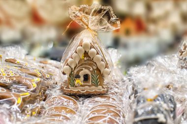 Ev yapımı Noel Gingerbread House bir masada görüntülenir. Zencefilli çörek evi sarılmış. Zencefilli çörek evleri lots.