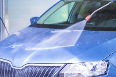 Dışarıda oto yıkama basınçlı su ile manuel oto yıkama. Yüksek Basınçlı Su Kullanarak Araba Temizleme.