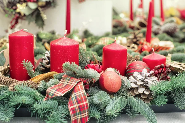 Decoración de velas de Navidad con flores en una mesa, ramas decorativas del árbol de Navidad con vela — Foto de Stock