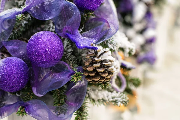 L'arredamento sull'albero di Natale a cui pendono i giocattoli del nuovo anno. Concetto di Natale.Natale o composizione di Capodanno. soft focus selettivo . — Foto Stock