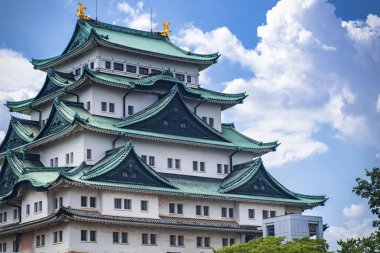 Nagoya Japonya Castle. Yaz günü. Yeşil bir çatı ile ünlü Japon kale.