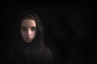 yakın çekim güzel gizemli gözleri doğu kadın bir başörtüsü giyiyor. Arap kız yakın çekim. Arap kızın gözleri. Türbanlı genç arap kadın.
