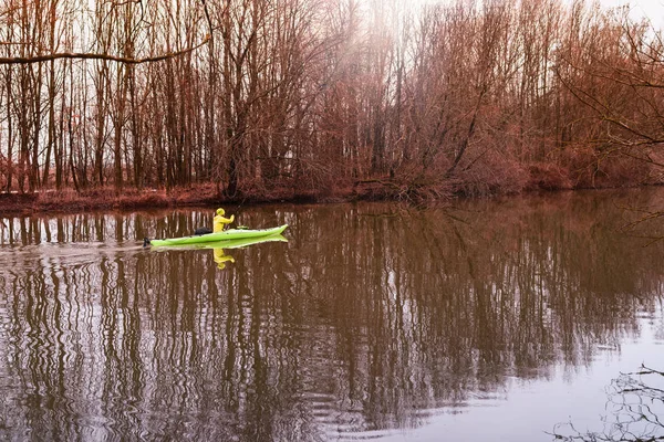 Ein Mädchen auf einem Kajak. Das Mädchen schwimmt im Kajak auf dem Fluss. — Stockfoto