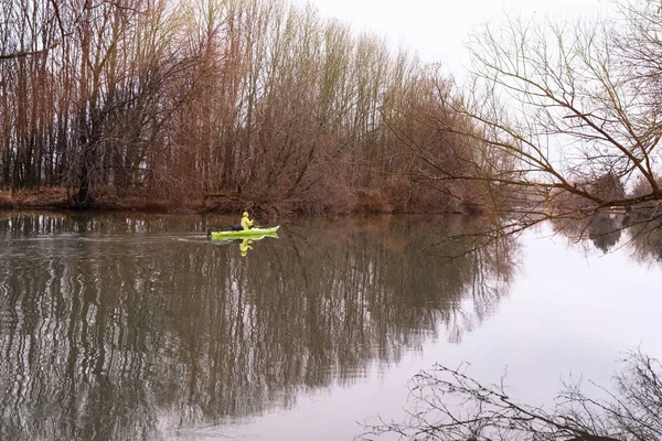 Une fille sur un kayak La fille flotte sur la rivière en kayak . — Photo