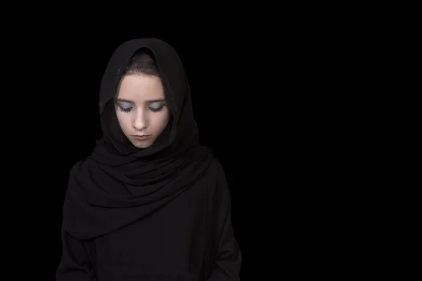 Κοντινό-up όμορφη μυστηριώδη μάτια Ανατολική γυναίκα που φοράει μια μαντίλα. Αραβικό κορίτσι κοντινό. Τα μάτια της Αραβικής κοπέλας. Νεαρή αραβική γυναίκα σε χιτζάμπ. — Φωτογραφία Αρχείου