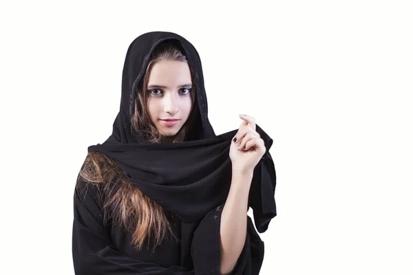 Arabiska, muslimska, flicka närbild på en vit bakgrund. Saudiska Arabemiraten kvinna ansikte tittar på sidan isolerade på en vit bakgrund. — Stockfoto