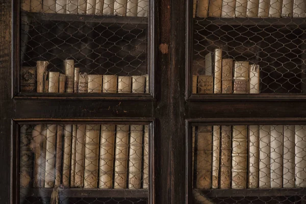 Livros antigos estão na prateleira do armário. Livros antigos. Antecedentes de livros antigos. Fundo de estante — Fotografia de Stock