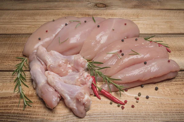 Placa de carne de frango crua e fresca em uma superfície de madeira com especiarias para cozinhar. Alimentação saudável — Fotografia de Stock