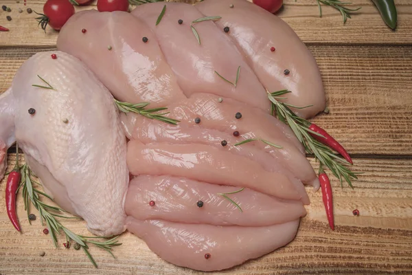 Surowe, świeże mięso z kurczaka talerz na drewnianej powierzchni z przyprawami do gotowania. Surowe mięso z kurczaka na drewnianej płycie. Zdrowe odżywianie — Zdjęcie stockowe