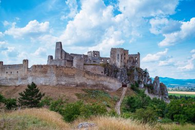 Nove Mesto nad Vahom, Trencin, Slovakya Beckov. Tarihi yapı. Orta Çağ 'ın kalıntıları. Slovakya 'daki Beckov Kalesi.