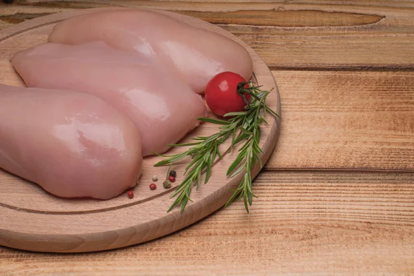 Świeży Filet Kurczaka Ostrą Czerwoną Papryką Gałązką Razmaryny Drewnianej Desce — Zdjęcie stockowe