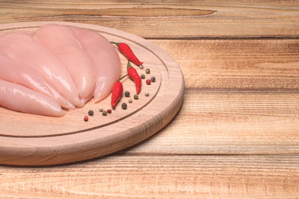 Mały Wewnętrzny Filet Kurczaka Drewnianej Desce Krojenia Surowy Świeży Mały — Zdjęcie stockowe