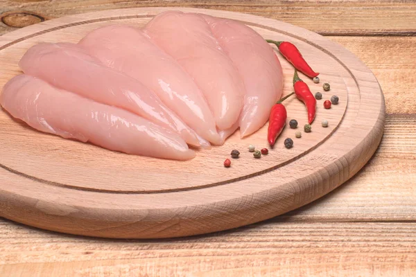 Mały Wewnętrzny Filet Kurczaka Drewnianej Desce Krojenia Surowy Świeży Mały — Zdjęcie stockowe